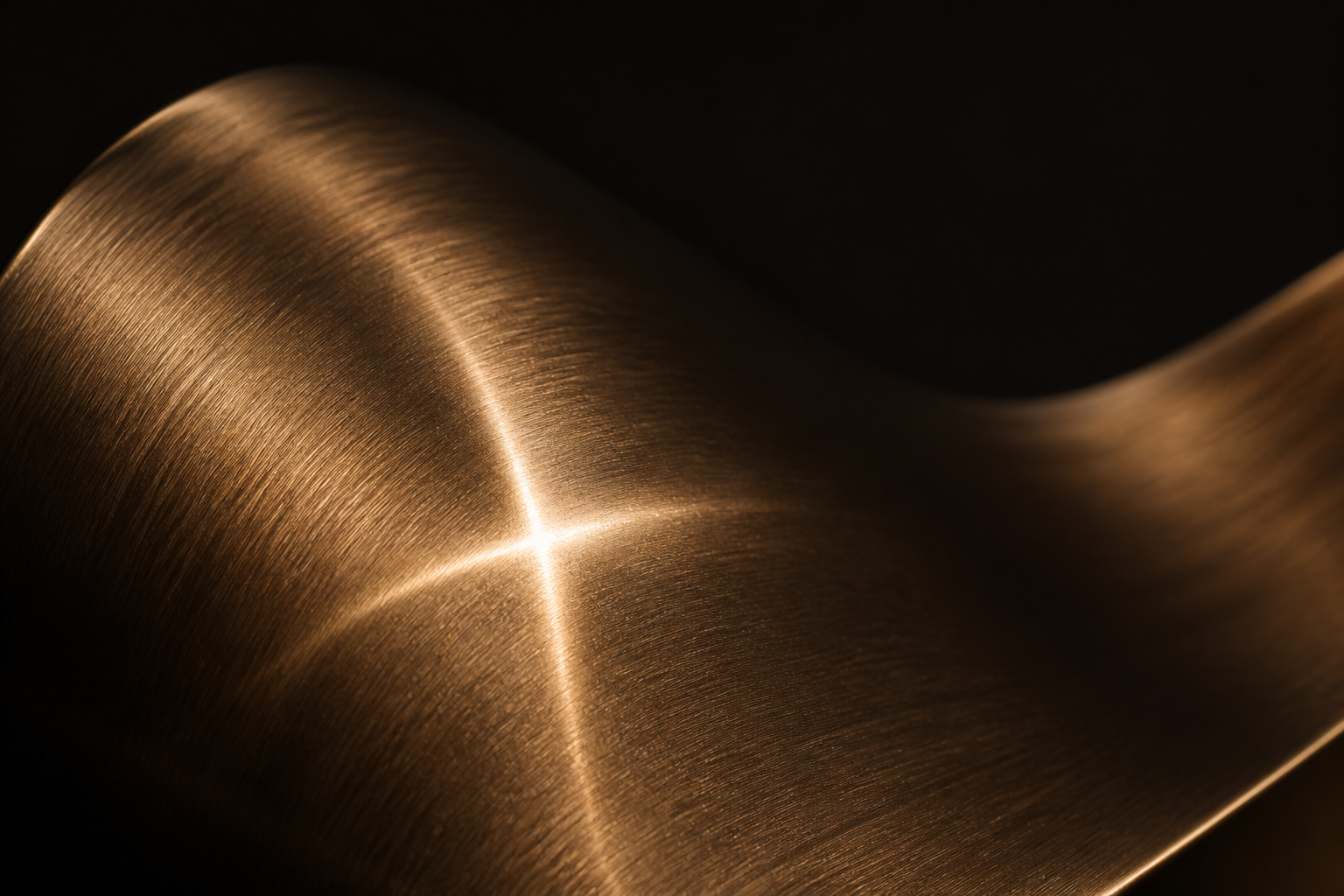 Detalle de una pieza de bronce envejecido sobre fondo oscuro